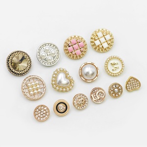 Ưa Thích Vàng Bạc Kim Loại Kẽm Hợp Kim Pha Lê Rhinestone Biểu Tượng Tùy Chỉnh Ngọc Trai Chân Nút Nút Cho Phụ Nữ Quần Áo Phụ Nữ - Product Image 4
