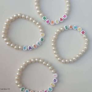 Bracelet élastique personnalisé avec perles imitation nacre et lettres colorées - Product Image 3
