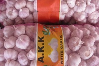 Vente en gros d'ail naturel frais Offre Spéciale 5cm avec GLOBAL GAP Bon prix 2025 Nouvelle exportation de légumes verts de haute qualité