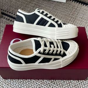 Zapatillas Chunky para Mujer, de Diseñador, Blancas de Lona con Letras en Relieve, Cómodas y Casuales - Product Image 1