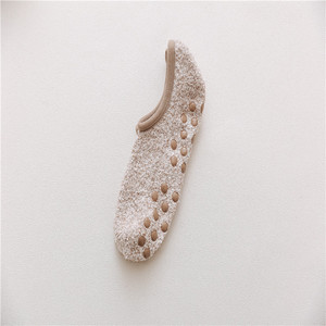 Chaussettes de sol antidérapantes en silicone taille unique automne/hiver avec motif brodé, chaussettes bateau en polaire corail clair pour le yoga - Product Image 3