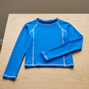 Rashguard bleu premium à manches longues avec surpiqûres contrastées blanches, coupe compressive, séchage rapide, protection UV, pour la natation, le surf, le MMA et les sports nautiques - Product Image 4