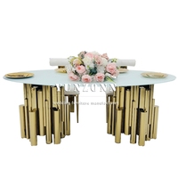 Table à manger ovale luxueuse et moderne avec plateau en verre blanc et base en acier inoxydable doré pour hôtel et cérémonies en plein air