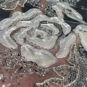 Nouveau design de dentelle en tissu avec points éponge, perles de cristal et tubes argentés pour robes de mariée haut de gamme et matériaux de robes de soirée - Product Image 1