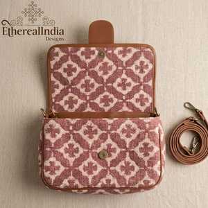 Bolso Bandolera Rosa con Estampado de Bloques, de Algodón, Estilo Boho Étnico, con Solapa y Correa de Cuero, Venta al por Mayor, Exportación India - Product Image 4