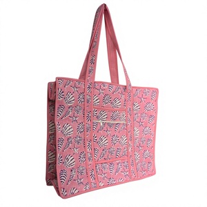 กระเป๋าโท้ท Pinksa แฟชั่นวินเทจสีแดง ผ้าฝ้ายเย็บต่อกันลายควิลท์ สไตล์โบฮีเมียน สำหรับฤดูร้อนและฤดูใบไม้ร่วง มีช่องซิปด้านหน้า ผลิตในรัฐราชสถาน - Product Image 1