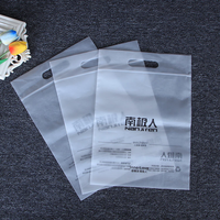 Sac en plastique UniOne pour vêtements (pantalons, t-shirts) avec poignée, écologique, durable, imperméable, personnalisable avec impression de logo, vente en gros