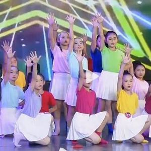 Disfraz de baile de arcoíris para niños, falda plisada colorida de manga corta, ropa de actuación, 65% algodón para niños - Product Image 1