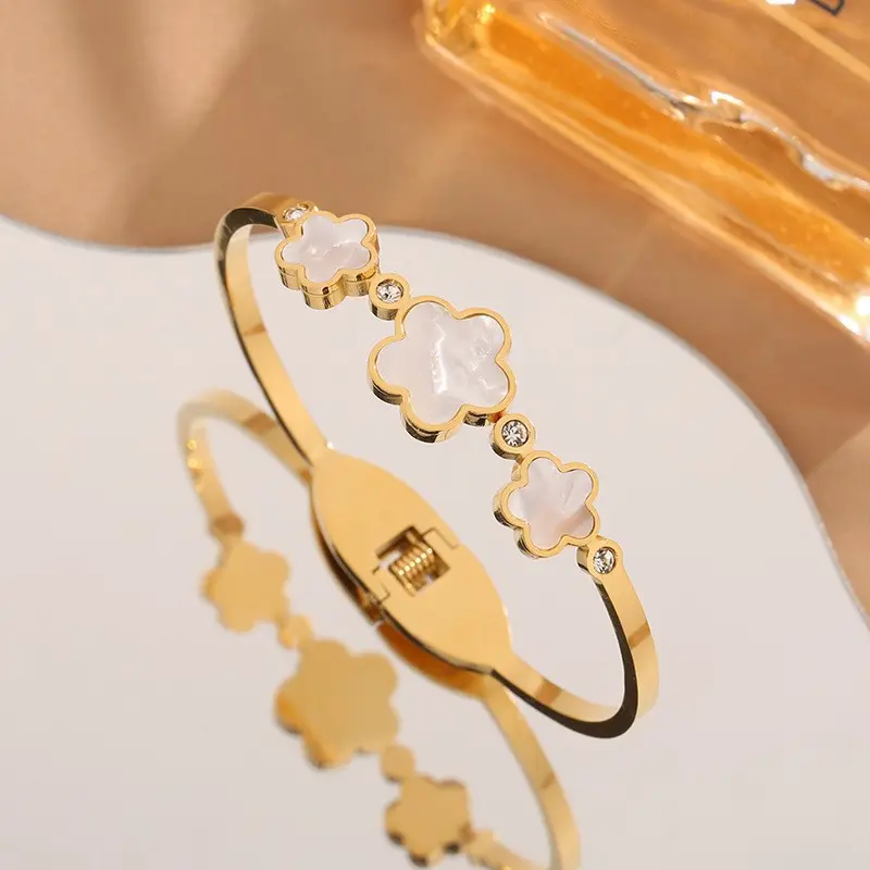 Baru dirancang Fashion perhiasan baja tahan karat 18k berlapis emas semanggi wanita Zirconia Set kustom gelang wanita