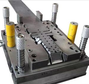 カスタマイズされたプログレッシブ板金プレス金型メーカーメタルクリップミニスタンピング部品端子金型パンチダイ - Product Image 4