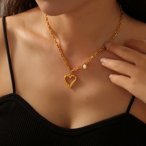 Collana con Ciondolo a Cuore per San Valentino in Acciaio Inossidabile Placcato Oro 18K PVD Come <span class=keywords><strong>Regalo</strong></span> per <span class=keywords><strong>Fidanzata</strong></span> Moglie Gioielli per <span class=keywords><strong>Anniversario</strong></span> - Product Image 4