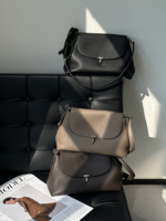 Bolso de hombro de cuero de grano de ciervo con solapa y cierre en T, estilo minimalista y holgado, venta al por mayor, para exhibición y abastecimiento a granel