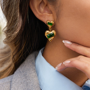 Pendientes con forma de corazón en tono dorado, piedra CZ verde, joyería de moda de acero inoxidable para mujer - Product Image 3