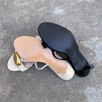 Nouvelles Sandales Populaires pour Femmes à Talons Métalliques Noirs, Bout Ouvert, Style Tongs Intemporelles à Enfiler pour l'Été