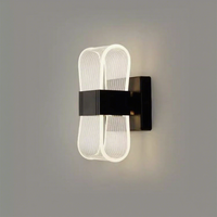 Lampe murale LED en fer et acrylique au design moderne avec abat-jour noir/doré, idéale pour l'éclairage décoratif de chambre à coucher