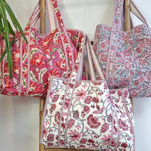 Grand <span class=keywords><strong>Sac</strong></span> Fourre-Tout Floral Réversible en Coton Matelassé Personnalisé <span class=keywords><strong>Rose</strong></span> Blanc Gris à Imprimé Artisanal - Product Image 1