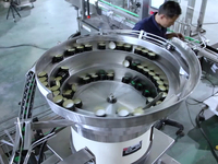 Machine de capsulage électrique automatique Xtime à tête unique pour bouteilles de vin et spiritueux avec couvercles ROPP en aluminium, système de verrouillage antivol par vis