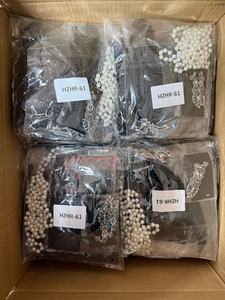 Ensemble d'accessoires de cosplay vintage années 20 : Bandeau, coiffe, gants longs en satin, écharpe à plumes, collier et boucles d'oreilles - Product Image 4