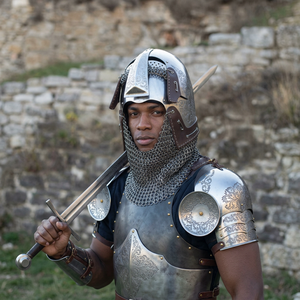 Casco Vikingo Hecho a Mano con Avental de Malla Metálica: Armadura Nórdica de Acero y Latón Mohd - Product Image 1
