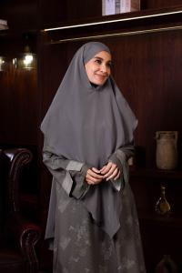 Conjunto de Abaya Súper Suave y Lujoso de Harmonious Light's Embrace con Puños Aptos para Wudhu para Familias Sarimbit - Product Image 4