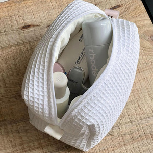 Túi đựng đồ vệ sinh cá nhân, mỹ phẩm thêu họa tiết bánh quế in theo yêu cầu, dành cho phù dâu - Product Image 3