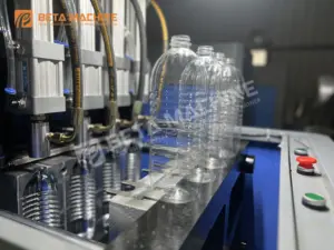 Máquina sopladora de botellas de plástico de 4 cavidades semiautomática 2000BPH