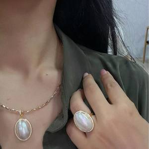 Collier élégant avec pendentif en perle d'eau de mer elliptique, plaqué or, incrusté de zircone, grande taille, thème Conte de fées d'automne - Product Image 2