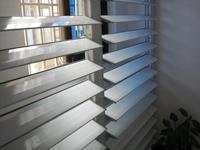 Volets en aluminium horizontaux modernes et écologiques pour projets hôteliers et industriels, persiennes extérieures, décoration de fenêtres.