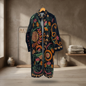 Abrigo Largo de Terciopelo Negro Estilo Bohemio para Mujer, Bordado a Mano, Estilo Suzani, Chaqueta Vintage de Invierno - Product Image 2