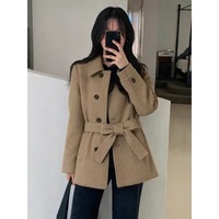 Nouvelle Collection Hiver 2026 – Manteau Court Femme Coupe Ample Camel avec Revers Cranté, Double Boutonnage, Ceinture à Nouer et Poches à Rabat – Style Chic – Vente en Gros
