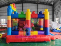 Château gonflable combiné toboggan et structure à blocs colorés, thème briques arc-en-ciel, pour fêtes d'enfants et location commerciale