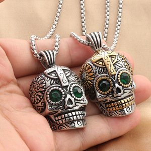 Collar de Hombre Punk Retro con Colgante de Calavera de Acero Inoxidable y Ojos de Gemas Verdes - Product Image 4