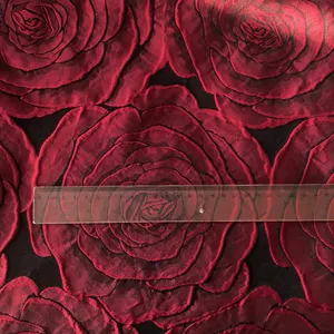 नई 100 पॉलिएस्टर बड़े पैमाने पर लाल 3 डी उभरा हुआ फूल गुलाब ब्रोकेड जैक्वार्ड कपड़े