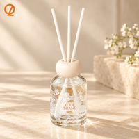 Diffuseur à bâtonnets en verre personnalisable avec design floral en relief et capuchon en bois, coffret cadeau élégant pour solution de parfum d'ambiance