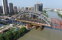 Pont en structure d'acier préfabriqué, design moderne durable personnalisé, certifié CE, durée de vie opérationnelle de 50 ans, pont à treillis préfabriqué