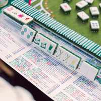Jeu de tuiles de mahjong américain de luxe en acrylique gravé et sculpté, avec tapis, supports et règle – Vert Verve, jeu de société de mahjong pour le divertissement