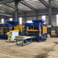 Machine automatique de fabrication de blocs de ciment QT4-15 avec moules pour pavés