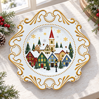 Assiette décorative élégante en plastique de 13 pouces, imprimée UV, motif village enneigé avec bordure dorée baroque, pour la décoration de table de Noël à la maison et à l'hôtel