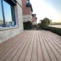 Plancher composite extérieur robuste de qualité commerciale à trous carrés en WPC pour projets