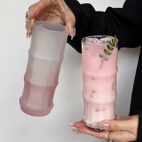 Mat glazen melkbeker, sapbeker, fruitthee- of cocktailbeker met matte textuur, modern, eenvoudig design, enkelwandig, zonder handvat en zonder deksel.