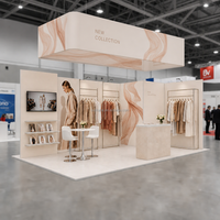 Stand d'exposition personnalisé 20x20 pieds pour salon professionnel, avec bannière suspendue en tissu tendu et porte-vêtements pour exposition de vêtements