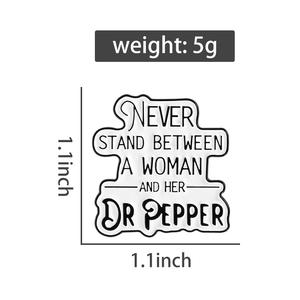Stehen Sie niemals zwischen einer Frau und ihr <span class=keywords><strong>Dr</strong></span>. Pepper Emaille Pins Lustiges Getränk Zitat Broschen Revers Abzeichen Schmuck Geschenk Großhandel Pins - Product Image 6