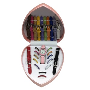 Vente en gros Ensemble montre <span class=keywords><strong>femme</strong></span> avec logo personnalisé et bracelets interchangeables Coffret cadeau belle fille avec cœur - Product Image 1