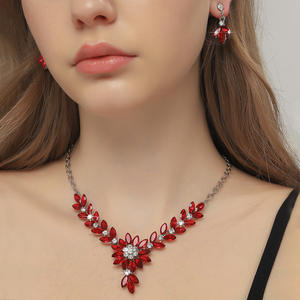 สร้อยคอและต่างหูคริสตัลสไตล์เรโทรสุดหรูสำหรับผู้หญิง ชุดเครื่องประดับสองชิ้น เหมาะสำหรับงานเลี้ยงวันเกิด - Product Image 1