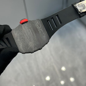 Montre mécanique squelette en forme de papillon, étanche, en caoutchouc, avec logo OEM, élégante et luxueuse, en fibre de carbone, pour homme. - Product Image 3