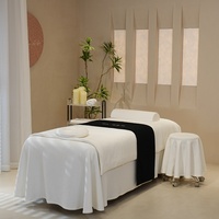Parures de lit matelassées en jacquard à motif plumes de paon blanches pour salon de beauté et spa, comprenant housse de couette, jupe de lit et housses de coussins de tabouret