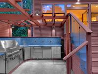 Îlot de cuisine extérieur moderne en acier inoxydable, écologique et ignifuge, avec grand barbecue à gaz et armoires de base