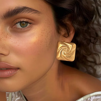 Pendientes de Acero Inoxidable Novirassine con Baño de Oro de 18K, Resistentes al Agua y al Deslustre, Diseño Cuadrado en Espiral, Joyería Minimalista de Moda