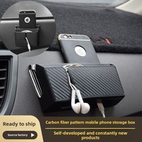 Boîte de rangement pour téléphone en plastique imitation fibre de carbone, adhésive et amovible, fournie par le fabricant ; rangement multifonctionnel pour voiture