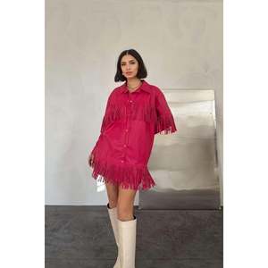 Camisa de Cuero con Borlas Fucsia para Mujer, Estilo Bohemio, Manga Larga, Prenda de Moda - Product Image 3
